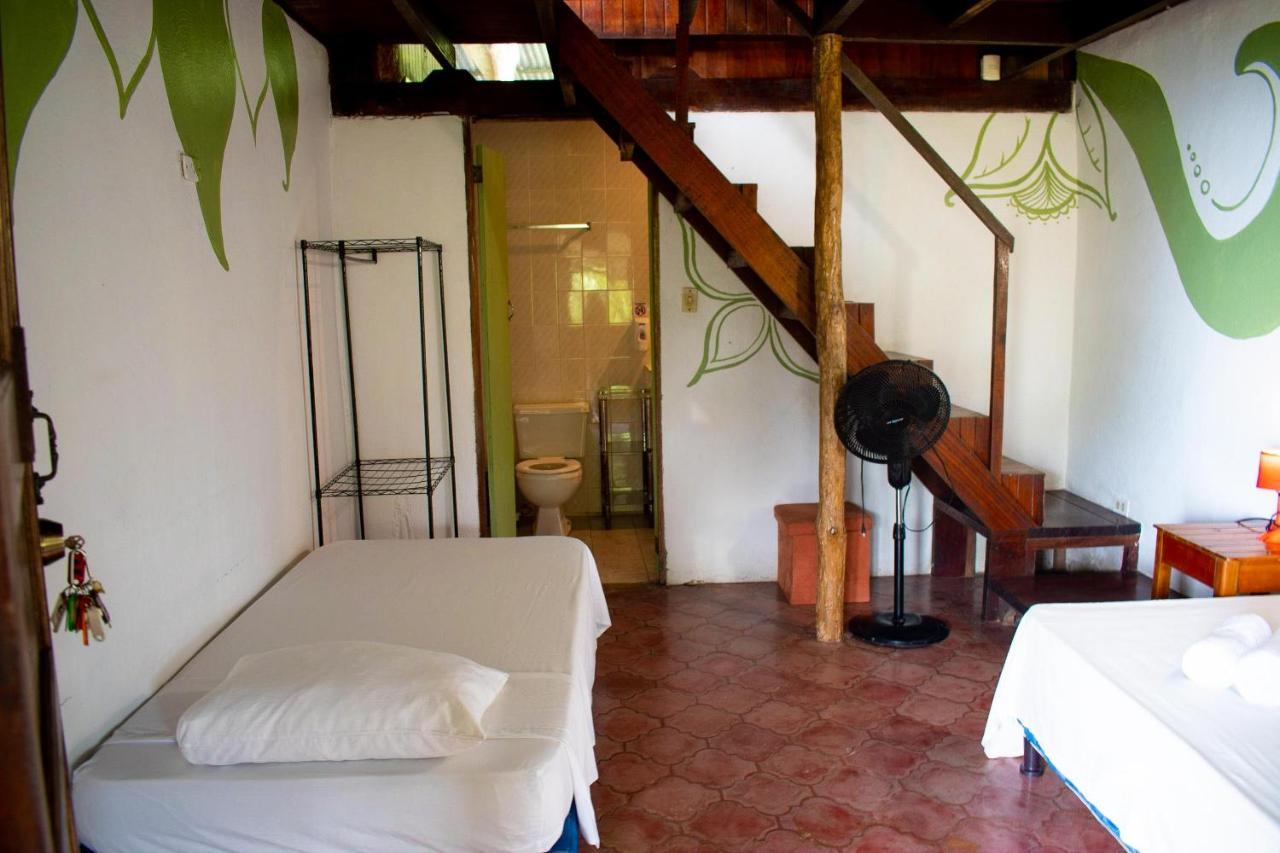 Hostel Plinio Manuel Antonio Exterior foto